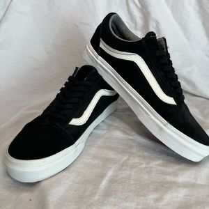 Vans Old Skool NWOT Black and White Suede US Women’s Size 8